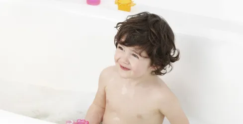 Bebe bañandose en ducha