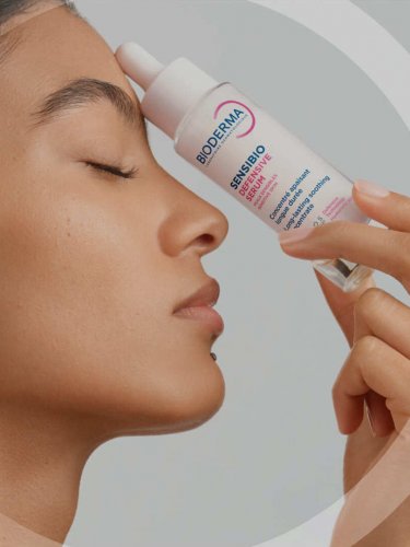 Mujer aplicando se crema facial