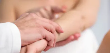 Realizando masaje mano