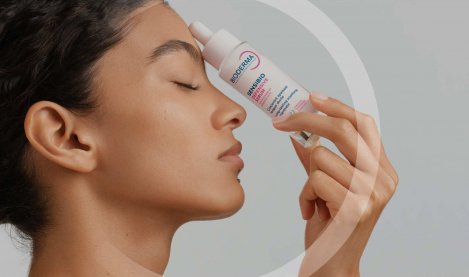 Mujer aplicando se crema facial